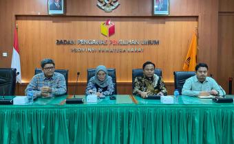 Anggota Bawaslu RI, Lolly Suhenty beserta Anggota Bawaslu Prov. Sumbar, M. Khadafi, saat memberikan arahan terkait Pemutakhiran Data Pemilih Berkelanjutan (PDPB), Sabtu (12/7)