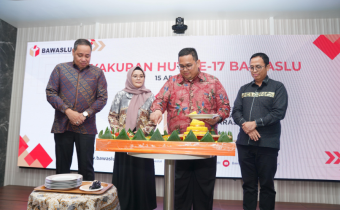 Pemotongan tumpeng sebagai simbolis Tasyakuran HUT ke-17 Bawaslu, Selasa (15/4/2025).