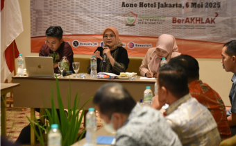 Anggota Bawaslu Lolly Suhenty didampingi Tenaga Ahli Iji Jaelani (kiri) dan Apriyanti Marwah (kanan) saat memimpin diskusi dalam Rapat Penyusunan Strategi Pengawasan Pemutakhiran Data Pemilih Berkelanjutan: Memperkuat Sistem Pengelolaan dan Analisis Data Pengawasan di Jakarta, Selasa (6/5/2025).