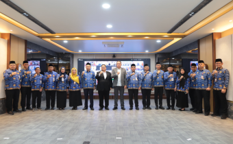 Para pimpinan Bawaslu dengan para pejabat terlantik berfoto bersama di Gedung Bawaslu, Jakarta, Rabu (30/4/2025).