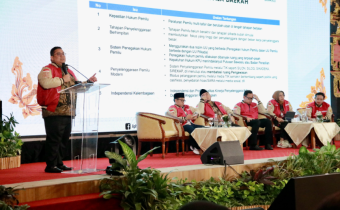 Ketua Bawaslu Rahmat Bagja dalam Seminar Nasional dalam rangka Pelaksanaan Musyawarah Nasional ke VII yang diselenggarakan oleh Asosiasi Pengajar Hukum Tata Negara dan Hukum Administrasi Negara (APHTN-HAN) di kawasan Sanur, Bali, Jumat (25/4/2025). /foto: Humas Bawaslu Provinsi Bali