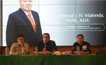 Anggota Bawaslu Herwyn JH Malonda saat memberi arahan di Command Center Bawaslu Provinsi Sulawesi Utara, Jumat (9/5/2025)