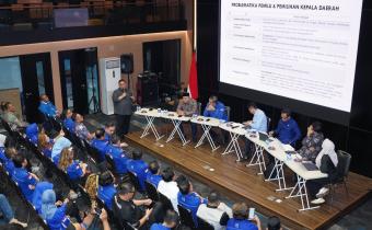 Ketua Bawaslu Rahmat Bagja saat memberikan materi dalam Diskusi Publik Revisi Paket Rancangan Undang-Undang Pemilu di Kantor Partai Demokrat, Senin, (19/5/2025)