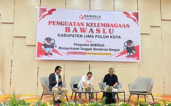 Yoriza Asra, Ketua Bawaslu Kabupaten Lima Puluh Kota bersama narasumber, Radian Syam dan Kaka Suminta
