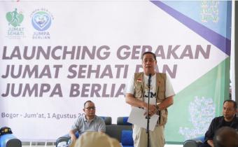 Anggota Bawaslu Herwyn JH Malonda saat memberikan sambutannya saat peluncuran Gerakan Jumat Sehati dan Jumpa Berlian di Kantor Bawaslu Kabupaten Bogor, Jumat (1/8/2025).