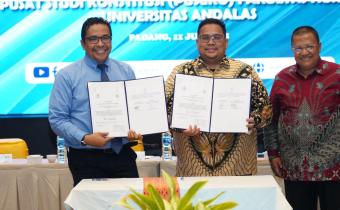 Ketua Bawaslu Rahmat Bagja saat Penandatangan Nota Kesepahaman Bawaslu dan Pusat Studi Konstitusi Fakultas Hukum Universitas Andalas di Padang, Jumat (11/7/2025).