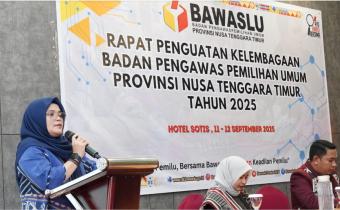 Anggota Bawaslu Lolly Suhenty saat membuka Rapat Penguatan Kelembagaan Bawaslu Provinsi Nusa Tenggara Timur, di Kupang, Kamis, (11/9/2025).