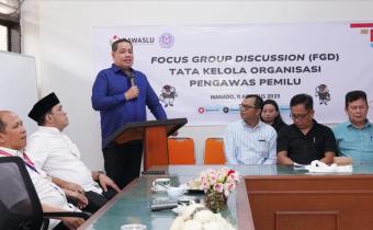 Anggota Bawaslu Herwyn JH Malonda saat membuka Focus Group Discussion (FGD) Tata Kelola Organisasi Pengawas Pemilu, di Universitas Sam Ratulangi, Manado, Sulawesi Utara, Senin, (11/8/2025).