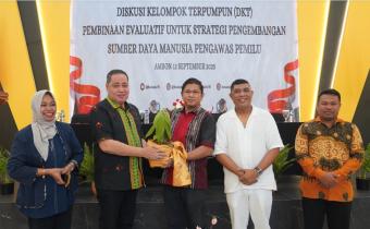 Anggota Bawaslu Herwyn JH Malonda menyerahkan secara simbolis di kegiatan Diskusi Kelompok Terpumpun (DKT) Pembinaan Evaluasi Strategi Pengembangan SDM Pengawas Pemilu yang digelar di Kota Ambon, Jumat (12/9/2025).