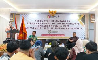 Anggota Bawaslu Puadi saat membuka kegiatan Penguatan Kelembagaan Bawaslu di Jambi, Jumat (12/9/2025).