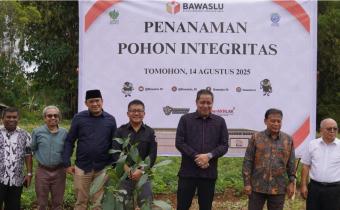 Anggota Bawaslu Herwyn JH Malonda bersama jajaran Bawaslu Sulut saat akan menanam pohon manggis di Tomohon, Kamis (14/8/2025).