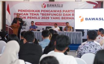 Anggota Bawaslu Herwyn JH Malonda membuka kegiatan Pendidikan Pengawasan Partisipatif (P2P) bertema 'Berfungsi dan Bergerak untuk Pemilu 2029 yang Bermartabat' di Tomohon, Sulawesi Utara, Rabu (13/8/2025).