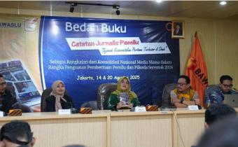 Anggota Bawaslu Lolly Suhenty saat menyampaikan pendapatnya dalam bedah buku Catatan Jurnalis Pemilu: Sejarah Keserentakan Pertama Terbesar di Dunia' di Media Center Bawaslu, Jakarta, Kamis (14/08/2025).