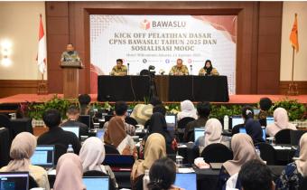 Sekretaris Jenderal (Sekjen) Bawaslu, Ichsan Fuady saat membuka Kick Off Pelatihan Dasar (Latsar) CPNS Bawaslu Tahun 2025 dan Sosialisasi Massive Open Online Course (MOOC) di Jakarta, Kamis (14/8/2025).