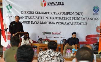 Anggota Bawaslu Herwyn JH Malonda saat membuka kegiatan Diskusi Kelompok Terpumpun (FGD) Pembinaan Evaluasi Untuk Strategi Pengembangan SDM Pengawas Pemilu, Kamis (14/8/2025).