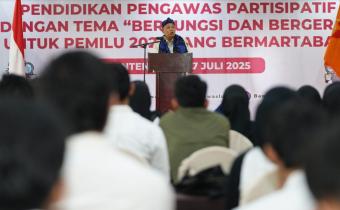 Anggota Bawaslu Totok Hariyono saat memberi arahan dalam kegiatan Pendidikan Pengawasan Partisipatif (P2P) bertema “Berfungsi dan Bergerak untuk Pemilu 2029 yang Bermartabat”di Serang, Banten, Selasa (15/7/2025).