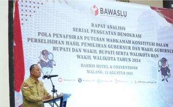 Anggota Bawaslu Totok Hariyono saat membuka Kegiatan Rapat Analisis Hukum Pola Penafsiran Putusan Mahkamah Konstitusi dalam Perselisihan Hasil Pemilihan Gubernur dan Wakil Gubernur, Bupati dan Wakil Bupati serta Walikota dan Wakil Walikota Tahun 2024. Jumat (15/08/2025).