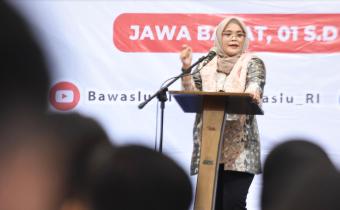 Anggota Bawaslu Lolly Suhenty saat menyampaikan arahannya dalam kegiatan Pendidikan Pengawas Partisipatif bertema Berfungsi dan Bergerak Untuk Pemilu 2029 yang Bermartabat, di Bogor, Jawa Barat, Jumat (1/8/2025) malam.