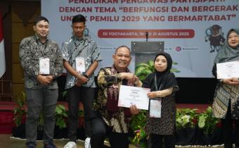 Anggota Bawaslu Totok Hariyono saat menutup kegiatan Pendidikan Pengawasan Partisipatif (P2P) bertema 'Berfungsi dan Bergerak untuk Pemilu 2029 di Yogyakarta, Kamis (21/8/2025).