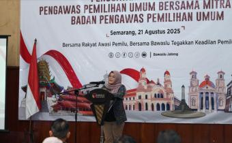 Anggota Bawaslu Lolly Suhenty dalam Penguatan Kelembagaan Pengawas Pemilihan Umum Bersama Mitra Kerja Bawaslu di Semarang. Kamis (21/8/2025).