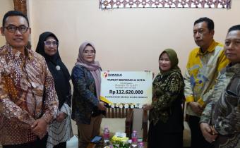 Anggota Bawaslu Lolly Suhenty menyerahkan dana kerahiman kepada pihak keluarga pengawas pemilu di kediaman Alm. Sriyadi, Demak, Jawa Tengah pada Kamis (21/8/2025).