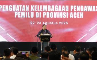 Ketua Bawaslu Rahmat Bagja saat membuka kegiatan Penguatan Kelembagaan Pengawas Pemilu di Aceh, Jumat malam, (22/8/2025).