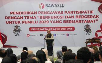 Anggota Bawaslu Totok Hariyono saat membuka Pendidikan Partisipatif dengan tema Berfungsi dan Bergerak untuk Pemilu 2029 yang Bermartabat, di Jakarta, Selasa malam, (22/7/2025).