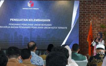 Anggota Bawaslu Lolly Suhenty saat membuka kegiatan Penguatan Kelembagaan Pengawas Pemilihan Umum Bersama Mitra Kerja Bawaslu di Kota Ternate, Provinsi Maluku Utara, Senin, (25/8/2025).