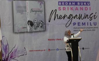 Anggota Bawaslu Lolly Suhenty saat membuka kegiatan Bedah Buku Srikandi Mengawasi Pemilu, di Kota Ternate, Selasa, (26/8/2025).