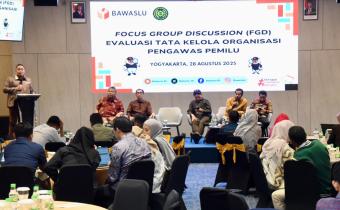 Anggota Bawaslu Herwyn JH Malonda saat membuka Focus Group Discussion (FGD) Evaluasi Tata Kelola Organisasi Pengawas Pemilu di Yogyakarta, Kamis (28/8/2025).