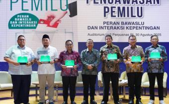 Sejumlah toko nasional dalam bedah buku 'Dinamika Pengawasan Pemilu: Peran Bawaslu dan Interaksi kepentingan' di Jakarta, Sabtu (30/8/2025).