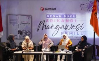 Bedah Buku Srikandi Mengawasi Pemilu bersama para penulis dan narasumber di Banda Aceh, Rabu (30/7/2025).