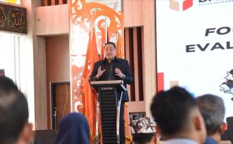 Anggota Bawaslu Herwyn JH Malonda dalam Focus Group Discussion (FGD) bertajuk Evaluasi Tata Kelola Organisasi Pengawas Pemilu di Auditorium Universitas Balikpapan (Uniba), Selasa (9/9/2025).