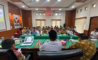 Anggota Bawaslu Provinsi Sumatera Barat, Vifner, saat memberikan arahan bersama narasumber kegiatan