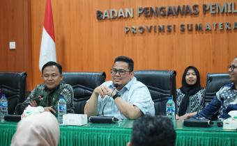 Ketua Bawaslu RI, Rahmat Bagja bersama pimpinan Bawaslu Provinsi Sumatera Barat saat menjadi narasumber di kegiatan Rapat Penguatan Kelembagaan Persiapan Pelaksanaan Pengawasan Pencocokan dan Penelitian Terbatas serta Pengawasan Rekapitulasi Pemutakhiran Data Pemilih Berkelanjutan Triwulan III Tahun 2025, (20/9).