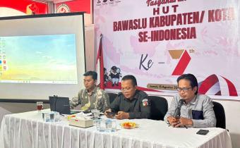 Pimpinan Bawaslu Kabupaten Lima Puluh Kota bersama Ketua Bawaslu Provinsi Sumatera Barat saat menyampaikan arahan terkait pengelolaan layanan hukum, Senin (15/9).