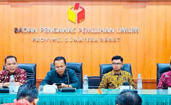 Pimpinan BAwaslu Prov. Sumbar saat memberiikan arahan