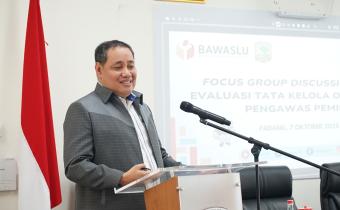 Anggota Bawaslu RI, Herwyn saat memberikan arahan  terkait FGD Untuk Memperkuat Arah Kebijakan Kelembagaan Pengawas Pemilu Di Universitas Andalas, Selasa(7/10).