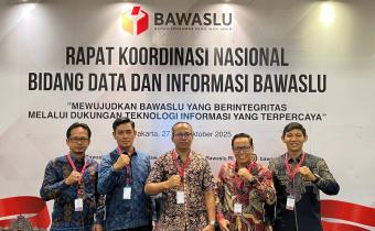 Ketua Bawaslu Kabupaten Lima Puluh Kota, Yoriza Asra bersama Pimpinan Bawaslu Provinsi Sumatera Barat, Vifner Saat Menghadiri Acara Rakornas Bidang Data dan Informasi Bawaslu Tahun 2025, Yogyakarta (27-29/10).
