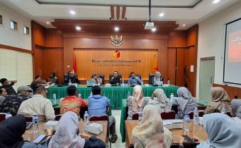 Pimpinan Bawaslu Provinsi Sumatera Barat bersama Narasumber dan perwakilan Bawaslu Kab/Kota Se Sumatera Barat saat Mengikuti Kegiatan Rapat Penyusunan Buku Hasil Penanganan Pelanggaran Pemilihan Tahun 2024.