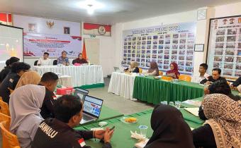 Anggota Bawaslu Provinsi Sumatera Barat, Benny Aziz bersama Anggota  Bawaslu Kabupaten Lima Puluh Kota bersama jajaran Sekretariat Bawaslu Kabupaten Lima Puluh Kota saat mengikuti kegiatan Rapat Dalam Kantor tentang Penyelesaian Sengketa Pemilu.