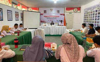 Mellia Rahmi saat menyampaikan arahan di rapat evaluasi kinerja kesekretariatan Bawaslu Kabupaten Lima Puluh kota, Rabu (19/11).