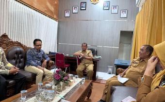Ketua Bawaslu Kabupaten Lima Puluh kota Yoriza Asra didampingi oleh Anggota Bawaslu Kabupaten Lima Puluh Kota Dapit Alexsander bersama jajaran sekretariat saat melakukan berkoordinasi terkait penyusunan Nota Kesepakatan (MoU) Pengawasan Pemilu dan Pemilihan Kepala Daerah Kabupaten Lima Puluh Kota dengan Kesbangpol Kabupaten Lima Puluh Kota, (12/1).