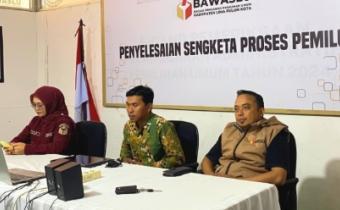 Anggota Bawaslu Kabupaten Lima Puluh Kota, Ismet Aljannata dan Dapit Alexsander bersama Kasubag Pengawasan dan Humas saat mengikuti Kegiatan Ngabuburit Pengawasan yang mengangkat tema “Refleksi Kinerja Pengawas Pemilu Bawaslu Provinsi Sumatera Barat,” yang diselenggarakan oleh Bawaslu Provinsi Sumatera Barat secara daring, (24/2).