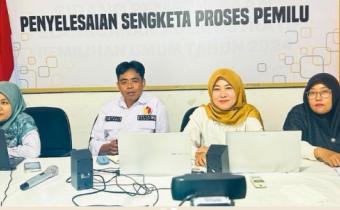 Kasubag Administrasi Ot Saputra yang didampingi oleh Gusmaria selaku Bendahara Pengeluaran Pembantu bersama Staff Sekretariat saat mengikuti  Zoom Meeting dalam rangka Konsolidasi Penyusunan Laporan Keuangan (LK) Badan Pengawas Pemilihan Umum Tahun 2025 Unaudited, (11/2).