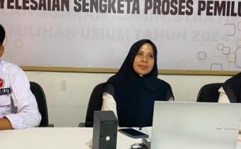 Kepala Sekretariat Bawaslu Lima Puluh Kota, Mellia Rahmi, bersama Kasubag Administrasi Ot Saputra beserta staff Sekretariat saat mengikuti rapat pelaksanaan inventarisasi Barang Milik Negara (BMN) Tahun 2026 yang diselenggarakan oleh Bawaslu RI secara daring, Rabu (4/2).
