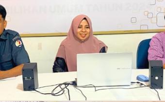 Dapit Alexsander Selaku Anggota Bawaslu Kabupaten Lima Puluh kota bersama Kepala Sekretariat, Meliia Rahmi dan Ot Saputra Selaku Kasubag Administrasi saat mengikuti rapat terkait sewa kendaraan operasional pada Bawaslu Kabupaten/Kota se-Sumatera Barat yang diselenggarakan oleh Bawaslu Provinsi Sumatera Barat secara daring, Selasa (3/2).