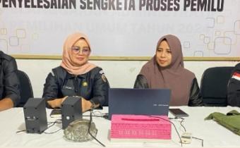 Kepala Sekretariat Bawaslu Lima Puluh Kota, Mellia Rahmi yang didampingi oleh Kasubag Administrasi Ot Saputra, Kasubag Pengawasan dan Humas, Eliza, serta Kasubag Penanganan Pelanggaran Penyelesaian Sengketa Proses Pemilu dan Hukum, Ferdhy Aswindo saat mengikuti rapat rutin setiap hari Senin dengan agenda Pembinaan dan Evaluasi Berkelanjutan untuk Kesekretariatan Bawaslu yang Andal, yang diselenggarakan secara daring oleh Bawaslu RI pada Senin (2/2).