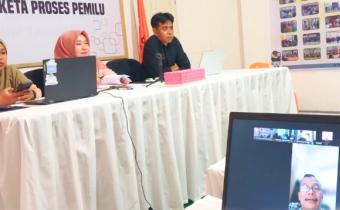 Kasubag Administrasi, Ot Saputra, bersama Bendahara Pengeluaran Pembantu, Gusmaria beserta staff Sekretariat saat mengikuti Rapat Persiapan Penyusunan Laporan Keuangan yang diselenggarakan  oleh Bawaslu Provinsi Sumatera Barat secara daring, (15/1).