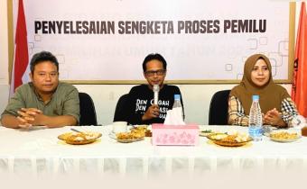 Ketua Bawaslu Lima Puluh Kota, Yoriza Asra saat menyampaikan sambutan dan arahannya di kegiatan pisah lepas Kasubag PPPSH, Ferdhy Aswindo sekaligus Halal Bi Halal dalam rangka menyambut Bulan Suci Ramadhan, Jumat (13/2).